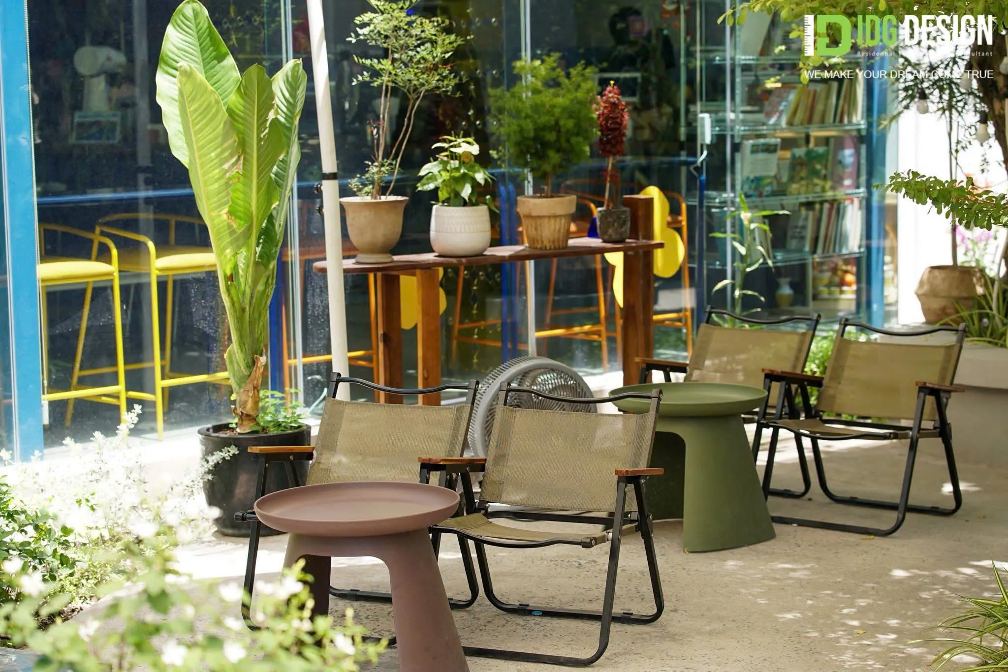 THÈ M COFFEE — Outdoor seating area, IDG Design