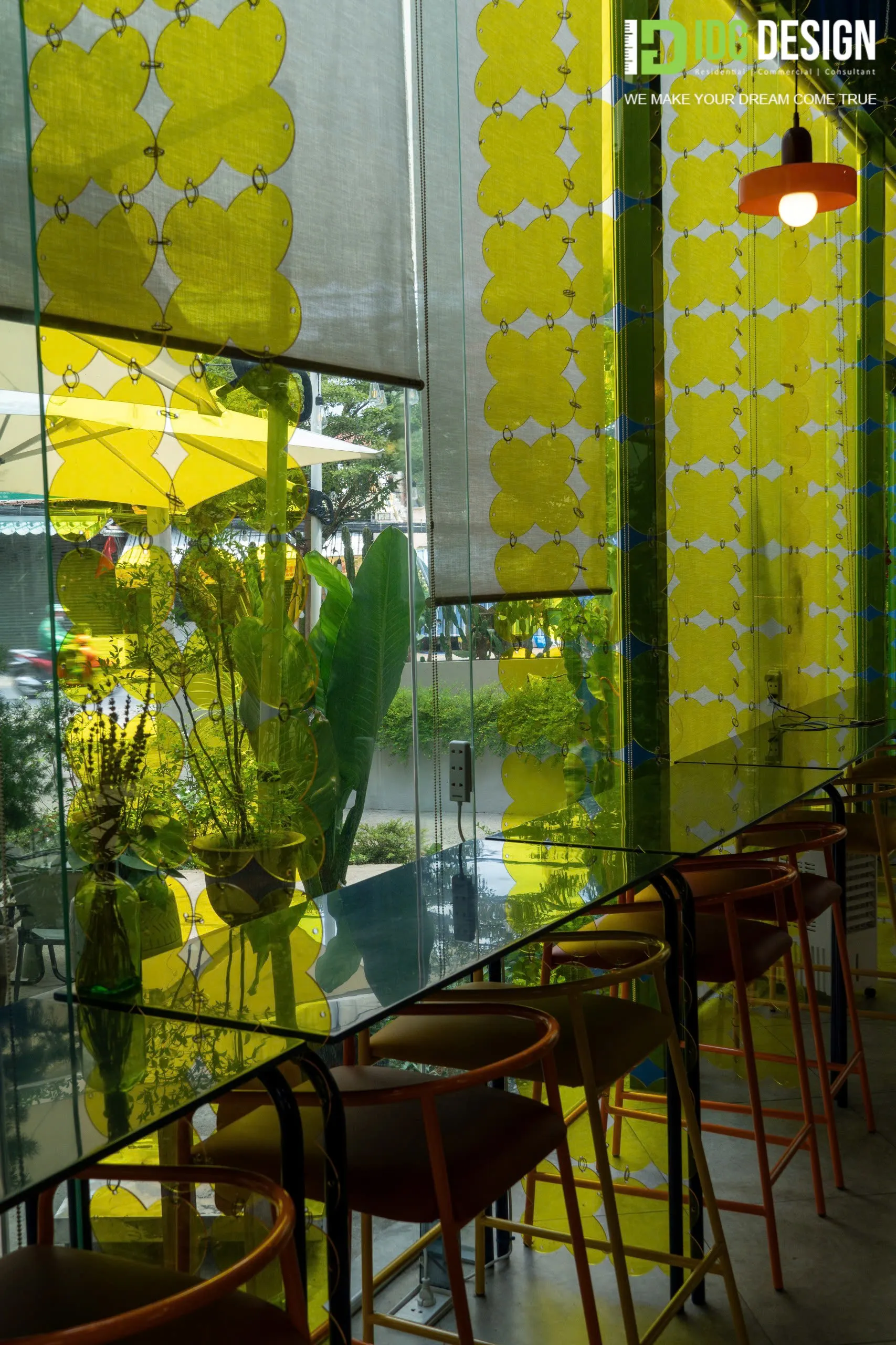 THÈ M COFFEE — Glass facade with patterned sunshades, IDG Design